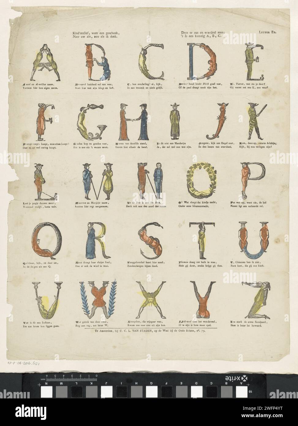 Gentile'renlief, un altro regalo, / a tuo piacimento, come penso. / Ha utilità e benefici con esso: / 'T è una foglia artistica A, B, C, 1822 - 1870 stampata con 26 esecuzioni delle lettere dell'alfabeto ritratte da figure umane. Sotto ogni immagine un verso bidirezionale. In alto a destra contrassegnato dalla lettera "ee". Editore: Amsterdamprint Maker: Olandese carta letterpress stampa lettere, alfabeto, script. belle lettere Foto Stock