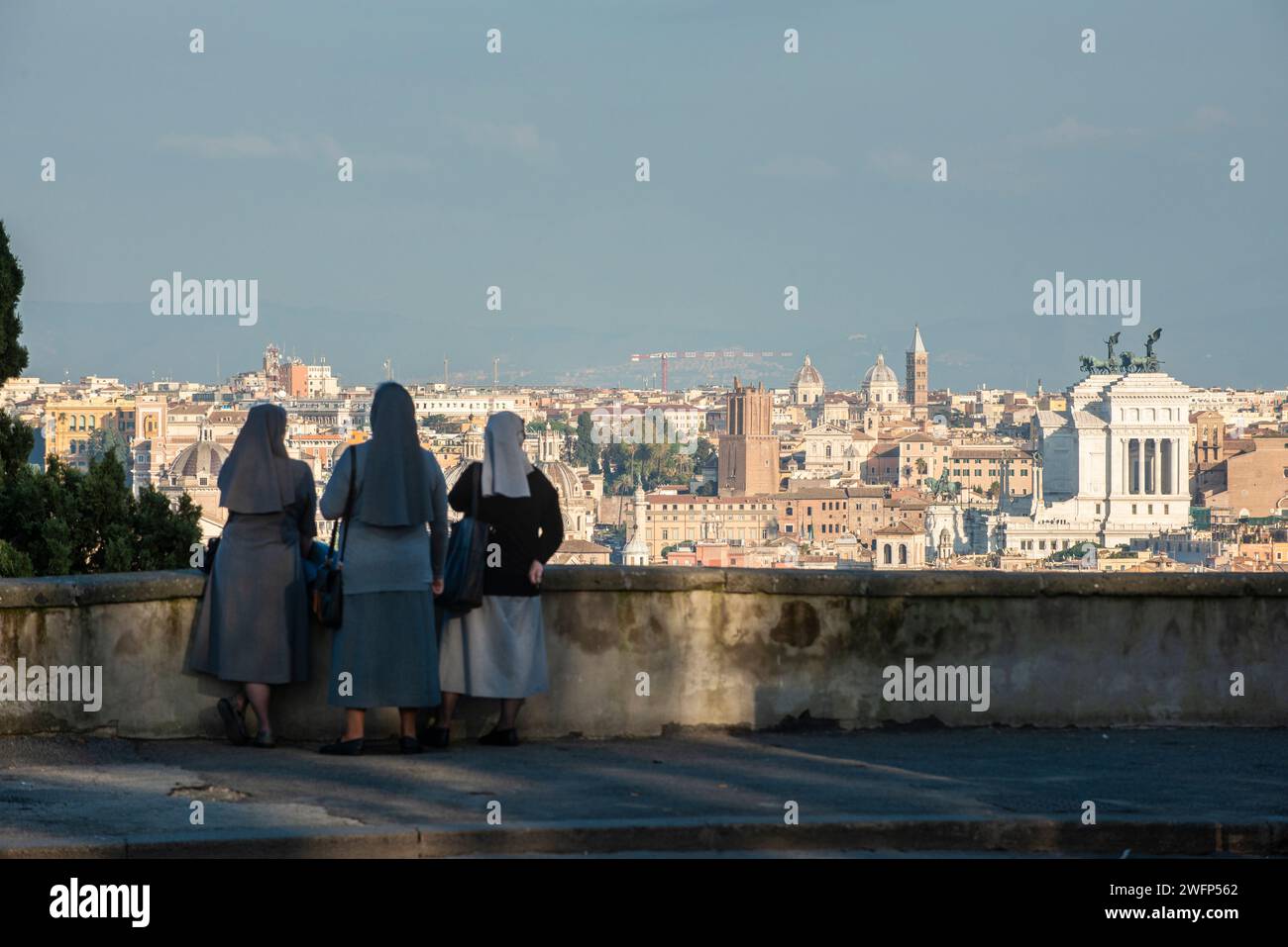 Tre suore al belvedere del Gianicolo o al colle del Gianicolo, Roma, Italia Foto Stock