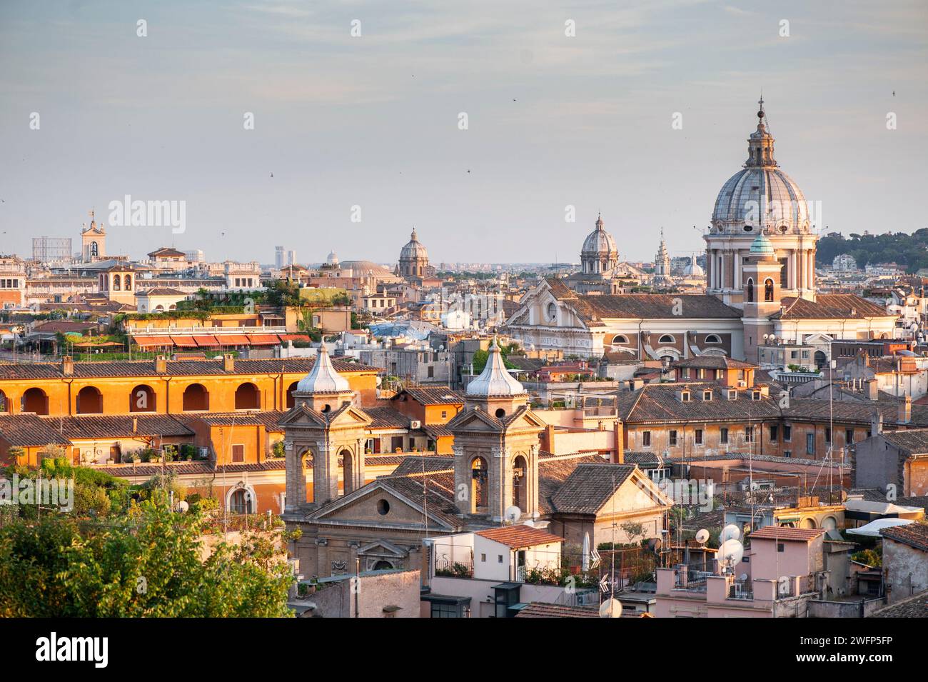 Skyline romano dai Giardini di Villa Borghese, Roma, Italia Foto Stock