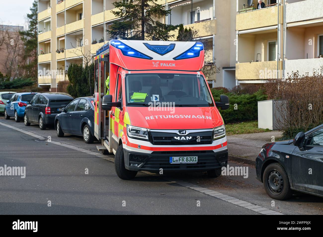 Lipsia - Küchenbrand in Wohnblock: Anwohner evakuiert, Mieterin verletzt 30.01.2024 gegen 12:15 Uhr Leipzig, Nikolai-Rumjanzew-Straße am Dienstagmittag kam es in einer Wohnung in einem Neubaublock an der Nikolai-Rumjanzew-Straße im Leipziger Südwesten zu einem Brand in einer Küche. Nach ersten Angaben der Feuerwehr brach der Brand gegen 12,15 Uhr in dem Haus. AM Brandort angekommen schlugen bereits Dunkle Rauchwolken aus dem angekippten Fenster des Wohnblocks. Unter Atemschutz gingen die Feuerwehrleute in die Wohnung, holten eine verletzte Frau raus und übergaben sie an den Rettungsdienst Foto Stock