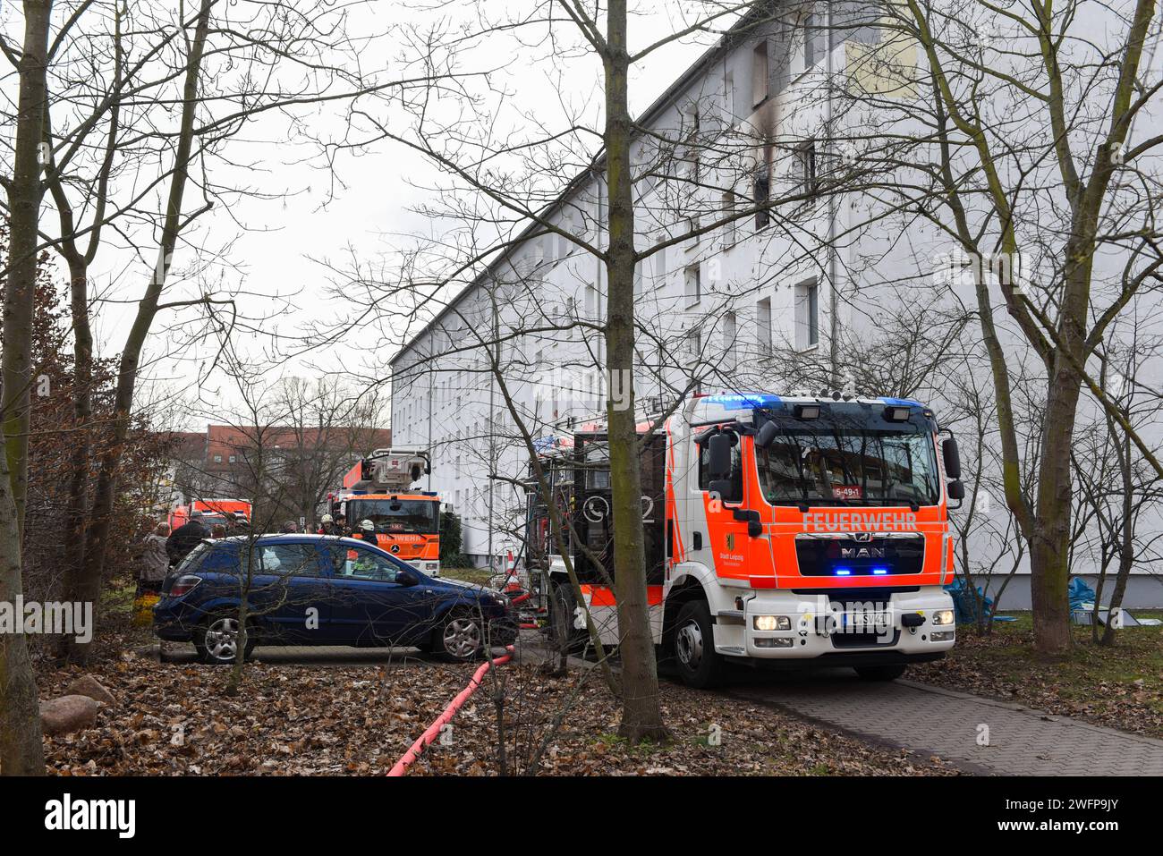 Lipsia - Küchenbrand in Wohnblock: Anwohner evakuiert, Mieterin verletzt 30.01.2024 gegen 12:15 Uhr Leipzig, Nikolai-Rumjanzew-Straße am Dienstagmittag kam es in einer Wohnung in einem Neubaublock an der Nikolai-Rumjanzew-Straße im Leipziger Südwesten zu einem Brand in einer Küche. Nach ersten Angaben der Feuerwehr brach der Brand gegen 12,15 Uhr in dem Haus. AM Brandort angekommen schlugen bereits Dunkle Rauchwolken aus dem angekippten Fenster des Wohnblocks. Unter Atemschutz gingen die Feuerwehrleute in die Wohnung, holten eine verletzte Frau raus und übergaben sie an den Rettungsdienst Foto Stock