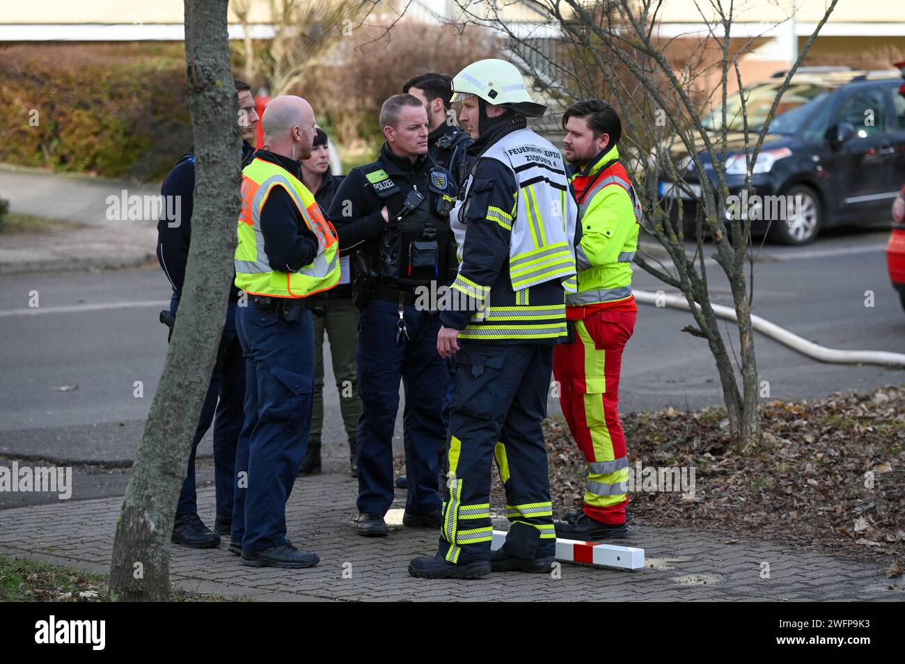 Lipsia - Küchenbrand in Wohnblock: Anwohner evakuiert, Mieterin verletzt 30.01.2024 gegen 12:15 Uhr Leipzig, Nikolai-Rumjanzew-Straße am Dienstagmittag kam es in einer Wohnung in einem Neubaublock an der Nikolai-Rumjanzew-Straße im Leipziger Südwesten zu einem Brand in einer Küche. Nach ersten Angaben der Feuerwehr brach der Brand gegen 12,15 Uhr in dem Haus. AM Brandort angekommen schlugen bereits Dunkle Rauchwolken aus dem angekippten Fenster des Wohnblocks. Unter Atemschutz gingen die Feuerwehrleute in die Wohnung, holten eine verletzte Frau raus und übergaben sie an den Rettungsdienst Foto Stock