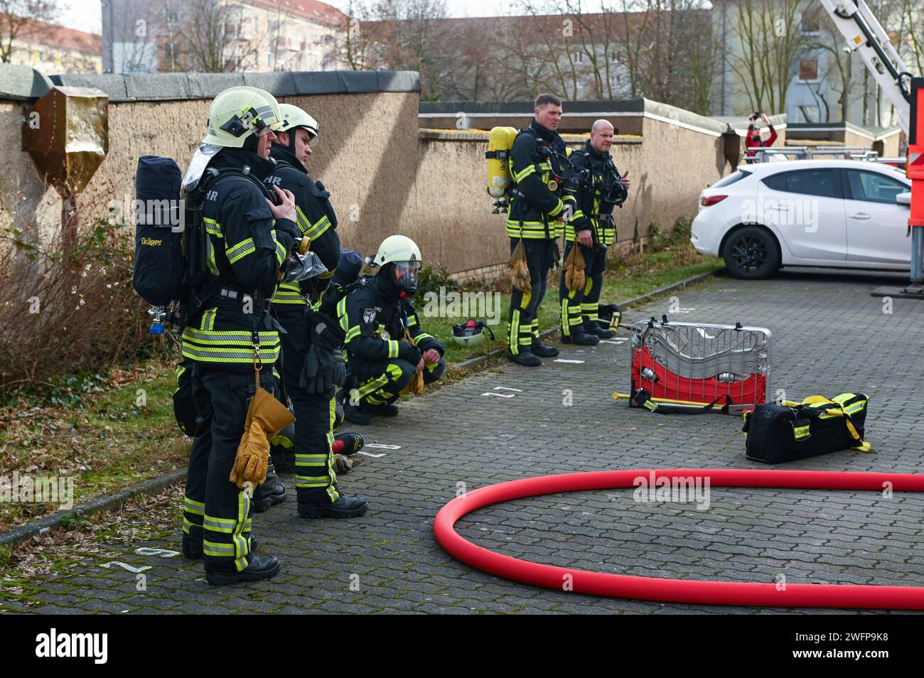 Lipsia - Küchenbrand in Wohnblock: Anwohner evakuiert, Mieterin verletzt 30.01.2024 gegen 12:15 Uhr Leipzig, Nikolai-Rumjanzew-Straße am Dienstagmittag kam es in einer Wohnung in einem Neubaublock an der Nikolai-Rumjanzew-Straße im Leipziger Südwesten zu einem Brand in einer Küche. Nach ersten Angaben der Feuerwehr brach der Brand gegen 12,15 Uhr in dem Haus. AM Brandort angekommen schlugen bereits Dunkle Rauchwolken aus dem angekippten Fenster des Wohnblocks. Unter Atemschutz gingen die Feuerwehrleute in die Wohnung, holten eine verletzte Frau raus und übergaben sie an den Rettungsdienst Foto Stock