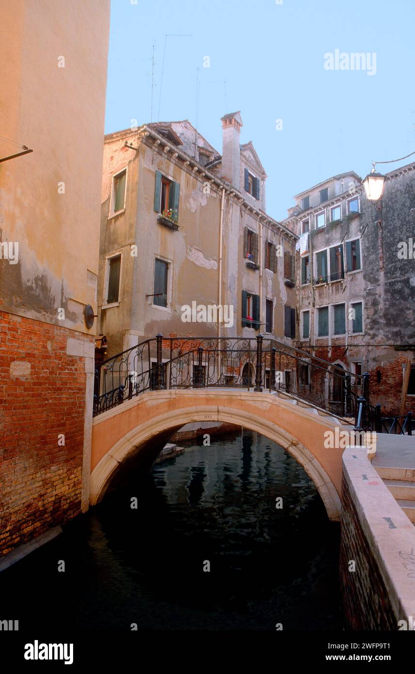 Canale d'acqua e architettura residenziale, Venezia, Italia Foto Stock