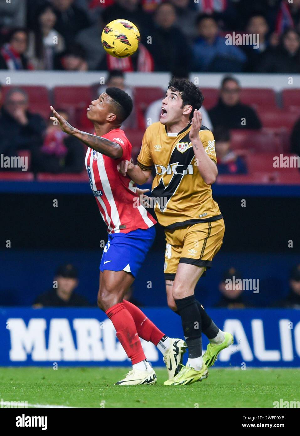 Madrid, Spagna. 31 gennaio 2024. Reinildo Mandava (L) dell'Atletico de Madrid dirige la palla durante la partita di calcio del campionato spagnolo (la Liga) tra Atletico de Madrid e Rayo Vallecano a Madrid, Spagna, 31 gennaio 2024. Crediti: Gustavo Valiente/Xinhua/Alamy Live News Foto Stock