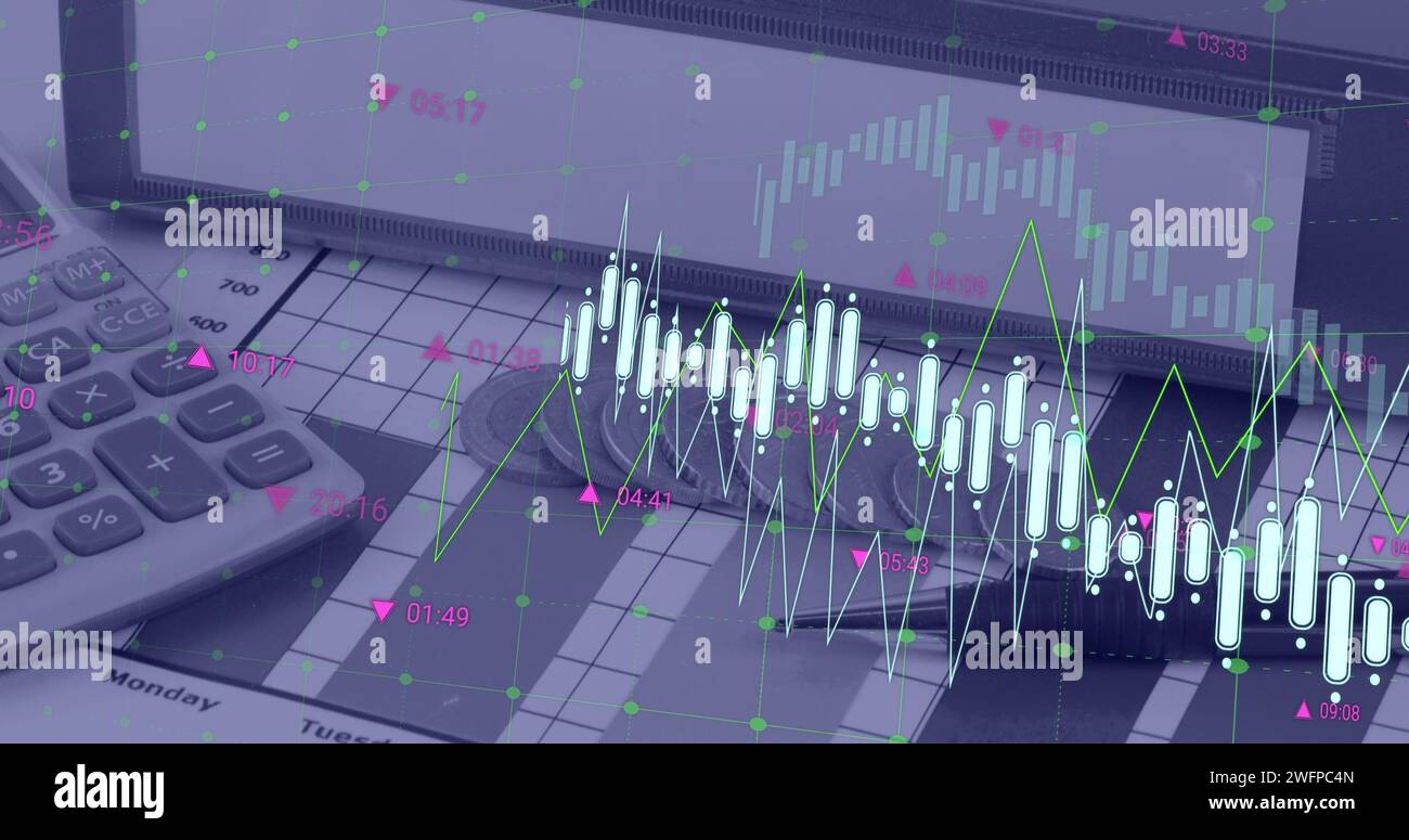 Immagine dell'elaborazione dei dati finanziari su calcolatrice, file e monete Foto Stock