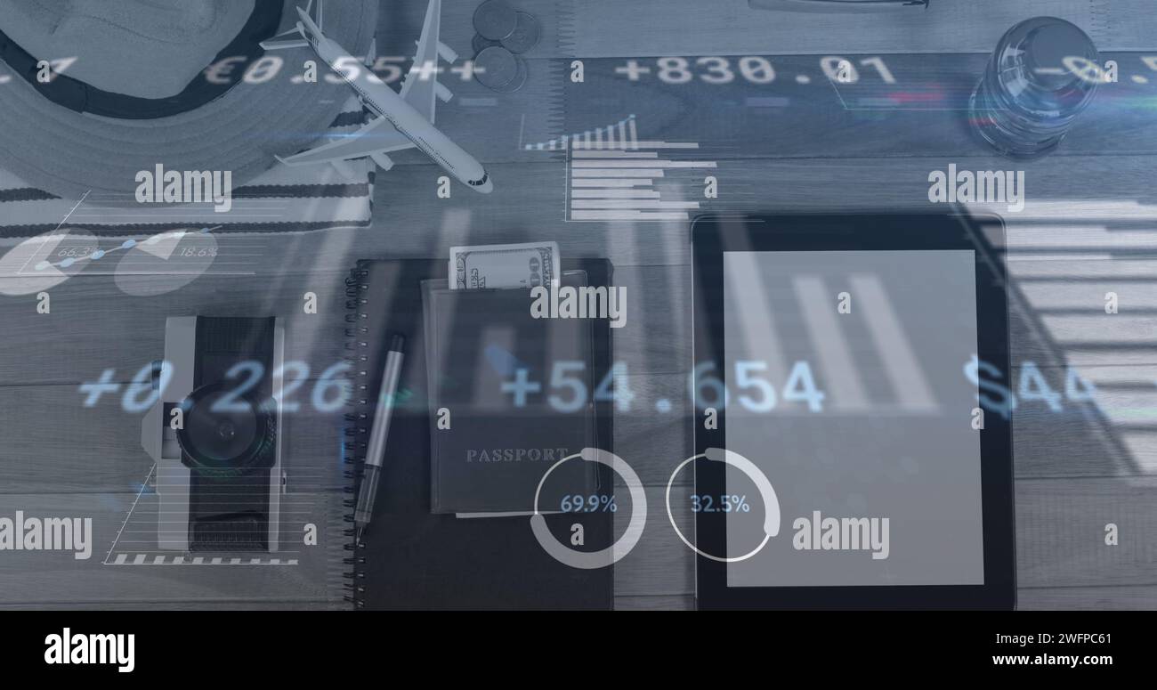 Immagine dell'elaborazione di dati finanziari su dispositivi elettronici e valigia con articoli da viaggio Foto Stock