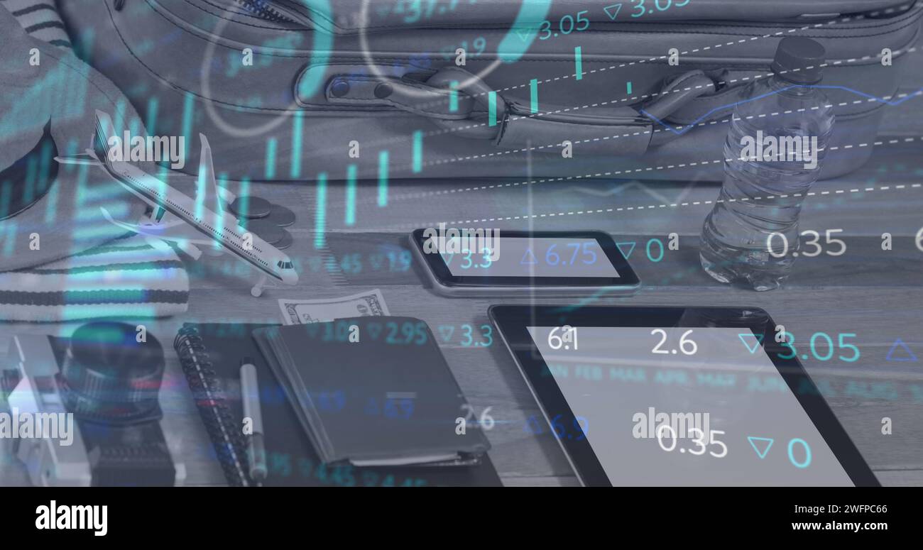 Immagine dell'elaborazione di dati finanziari su dispositivi elettronici e valigia con articoli da viaggio Foto Stock