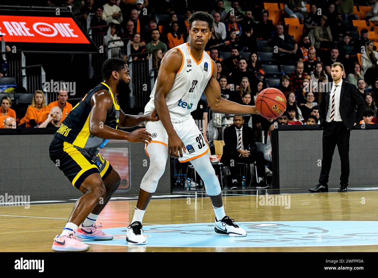 31.01.2024, ratiopharm arena, Neu-Ulm, GER, Eurocup, ratiopharm Ulm vs Aris Midea Salonicco, im Bild Jonathan Stark (Salonicco, n. 2), Georginho de Paula (Ulm, n. 32) foto ? NordPhoto GmbH/Hafner Foto Stock