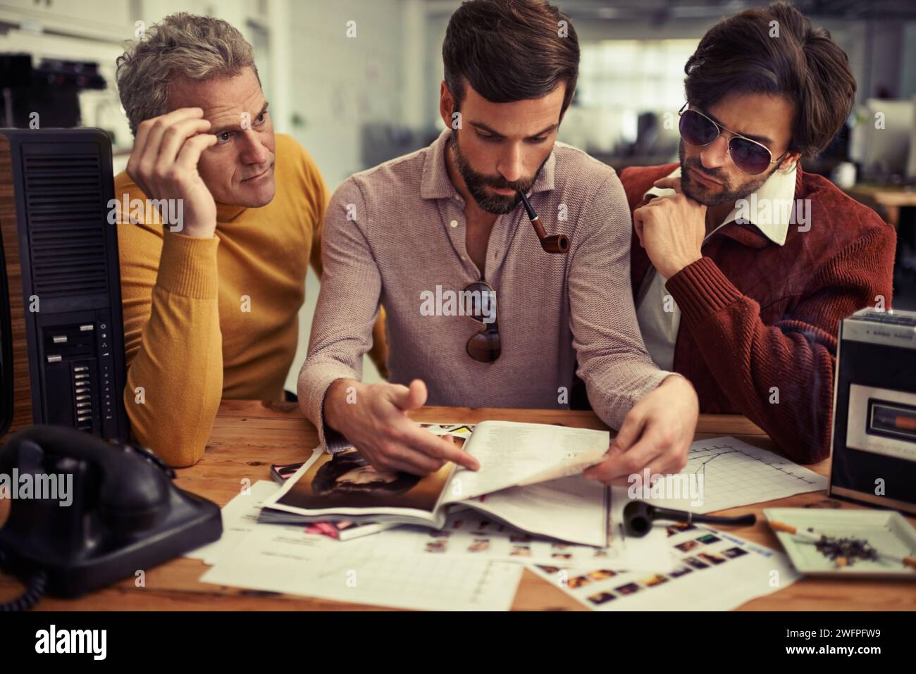 Incontro tra riviste, team d'affari e uomini per la società di produzione di media e brainstorming in agenzia. Colleghi creativi, editoriali e vintage o retrò Foto Stock