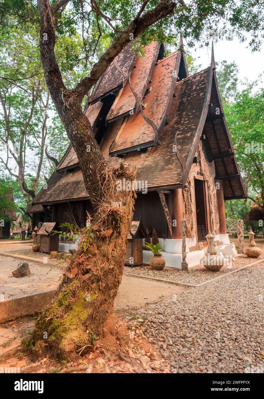 Chiang Rai, Thailandia - marzo 31 2023: All'interno di un vasto e squisito terreno, una collezione di edifici in legno scuro e nero e manufatti, con opere di Th Foto Stock