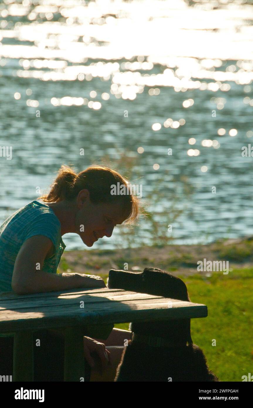 Donna single con cane nel Deschutes River State Park, Oregon Foto Stock