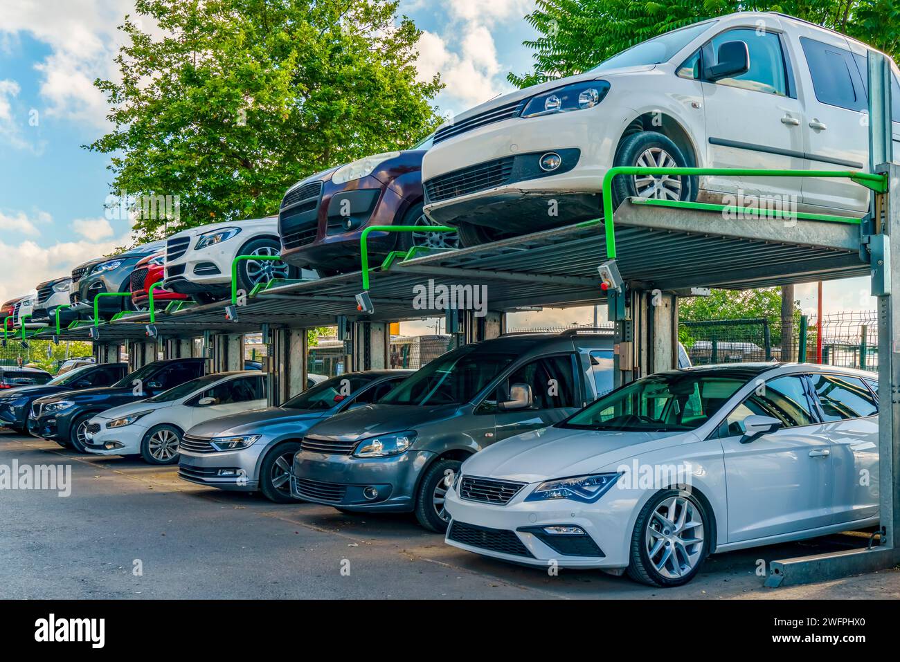 Parcheggio con doppio ascensore verticale utilizzato per risolvere il problema del parcheggio nelle città affollate Foto Stock