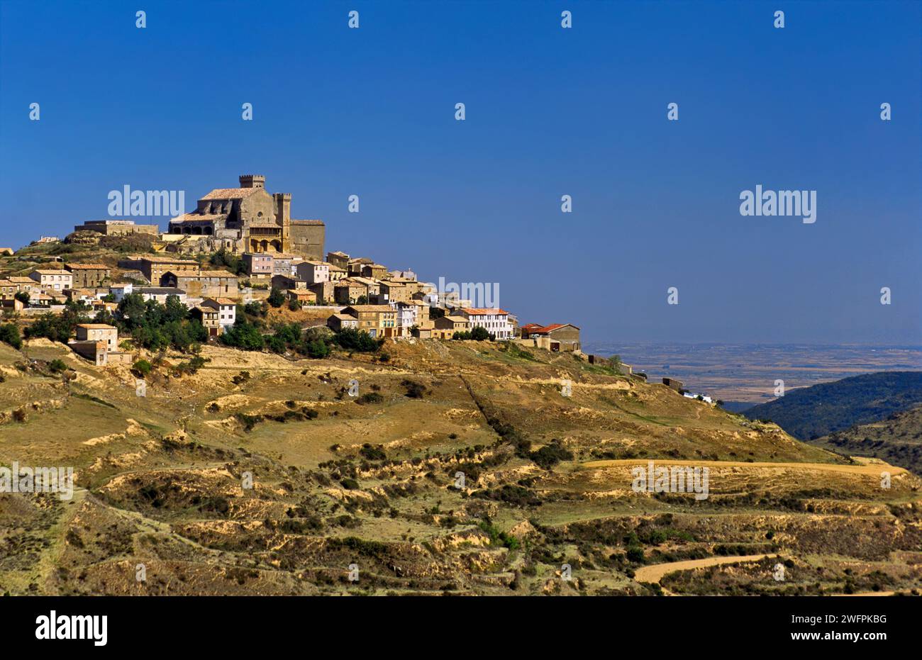 Città sulla collina di Ujue nella Sierra de San Pedro, Navarra, Spagna Foto Stock