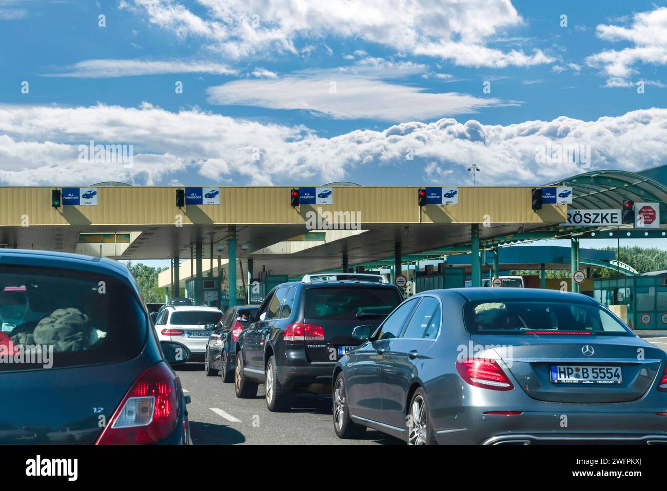 Serbia - 02 agosto 2023: Checkpoint doganale per le auto in Ungheria. Verifica del passaporto e ispezione dei documenti al valico di frontiera. cr frontiera europea Foto Stock