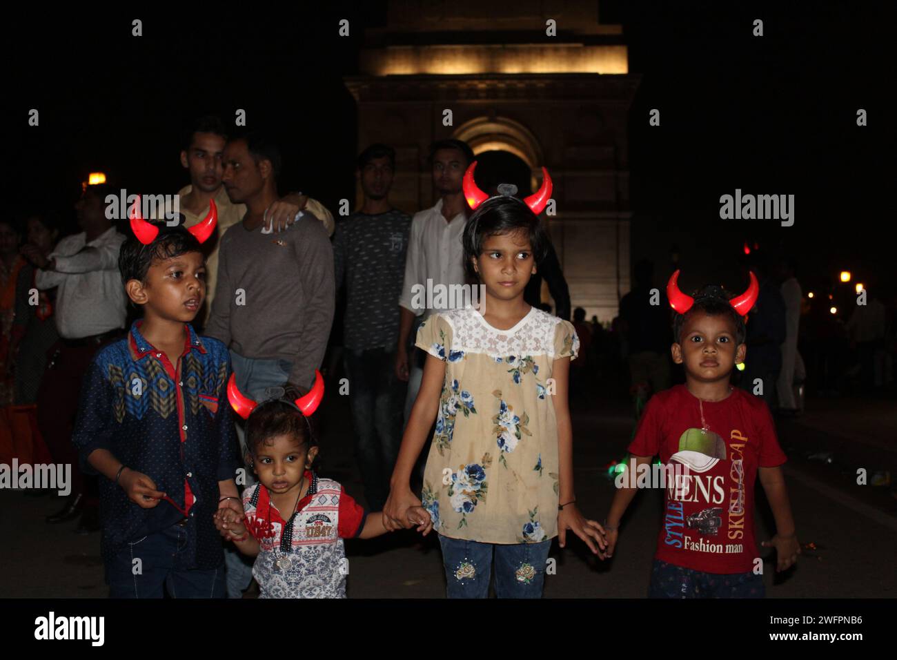 Un gruppo di bambini che indossano corna del diavolo a una festa Foto Stock