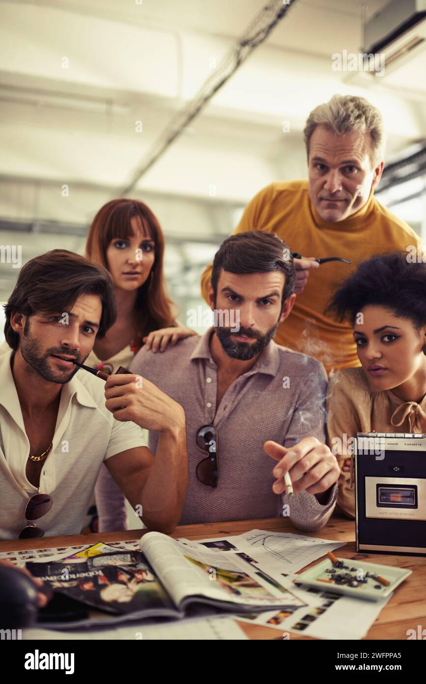 Ritratti, uffici creativi e uomini d'affari per la pianificazione e la diversità delle aziende di produzione media. Giornalismo stampato, colleghi e lavoro di squadra per Foto Stock