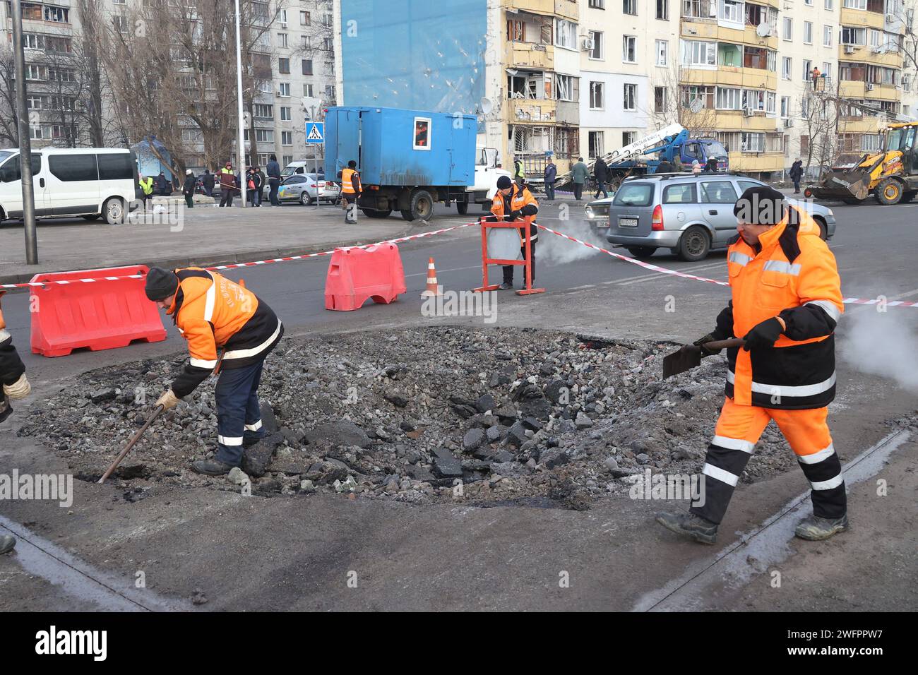 Non esclusiva: CHARKIV, UCRAINA - 31 GENNAIO 2024 - i lavoratori del settore pubblico eliminano le conseguenze di un attacco di droni russi alla città&#x92;s re Foto Stock