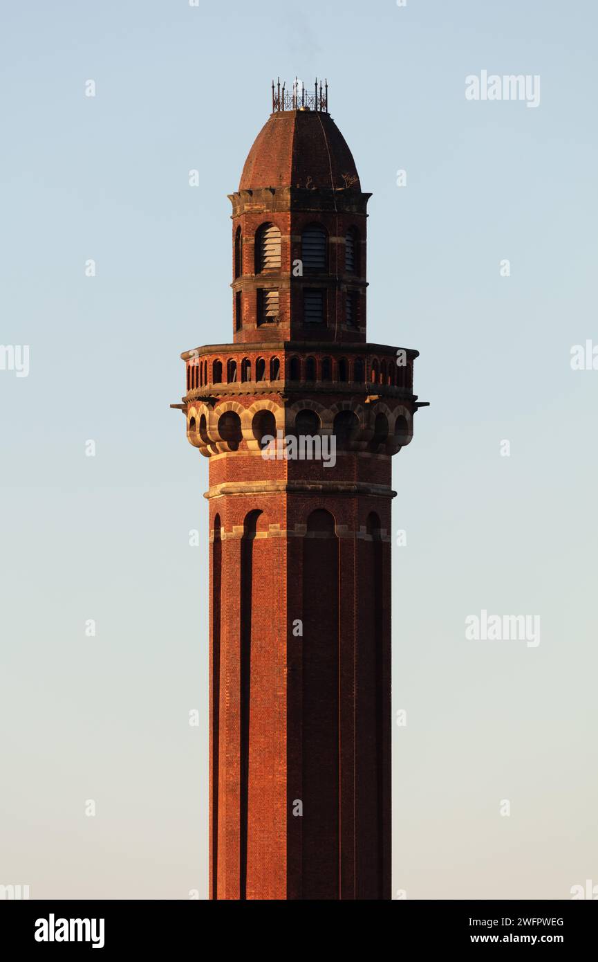 HMP Manchester Tower, uno degli edifici storici di Manchester. Ex prigione di Strangeways, questa immagine è stata scattata in una serata chiara e soleggiata Foto Stock