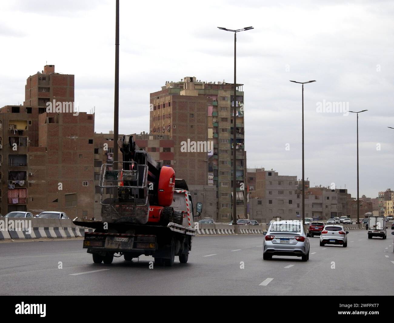 Giza, Egitto. Gennaio 25 2024: Carro attrezzi per il recupero del rimorchio camion a pianale idraulico per il trasporto di emergenza di auto che necessitano di manutenzione o altro p Foto Stock