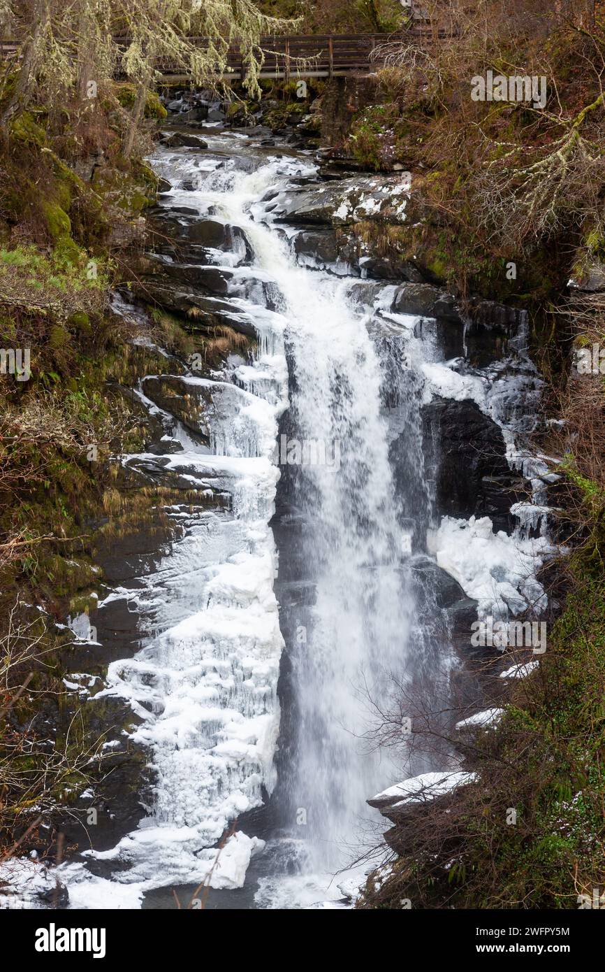 Upper Moness Falls a Birks of Aberfeldy in un giorno d'inverno Foto Stock