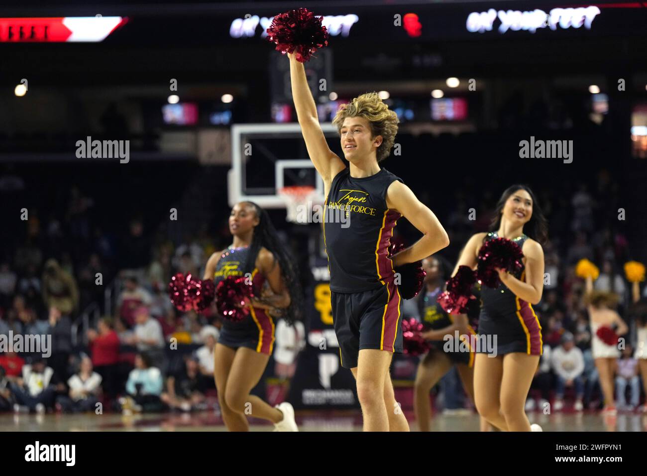 La cheerleader maschile della Southern California Trojan Dance Force Hugo Miller si esibisce durante una partita di basket femminile del college NCAA a Los Angeles, domenica 28 gennaio 2024. Foto Stock