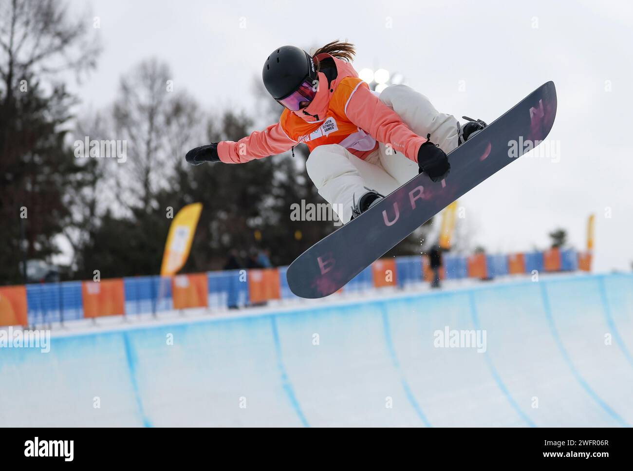 Hoengseong, Corea del Sud. 1 febbraio 2024. Lura Wick of Switzerland gareggia durante la finale di snowboard femminile Halfpipe ai Giochi Olimpici Giovanili invernali di Gangwon 2024 a Hoengseong, Corea del Sud, 1 febbraio 2024. Credito: HU Huhu/Xinhua/Alamy Live News Foto Stock