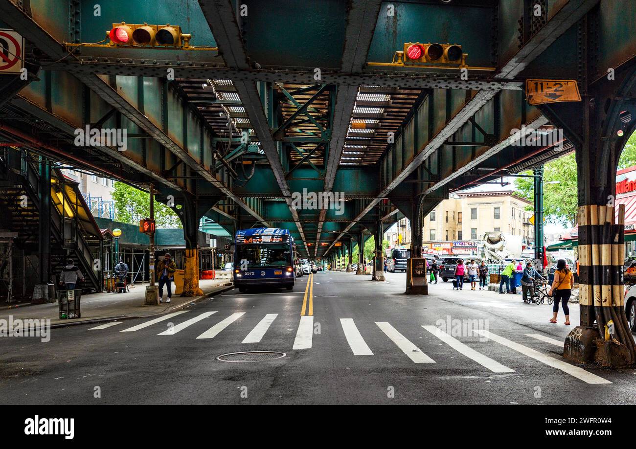 Una delle sezioni della Grand Concourse Avenue nel quartiere del Bronx, con binari della metropolitana in aria in città. Foto Stock