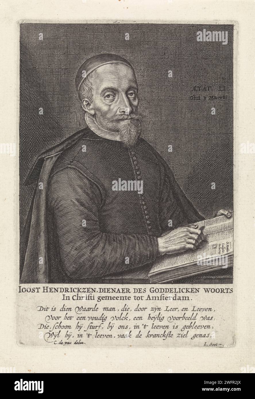 Ritratto di Joost Hendrickzen, Crispijn van de Passe (II), 1604 - 1670 stampa Ritratto del pastore Joost Hendrickzen, all'età di 51 anni. Legge il Vangelo di Matteo dalla Bibbia. A margine il nome e la funzione della persona ritratta e un elogio di quattro righe in olandese. Incisione su carta leggendo la Bibbia o altri libri religiosi Foto Stock