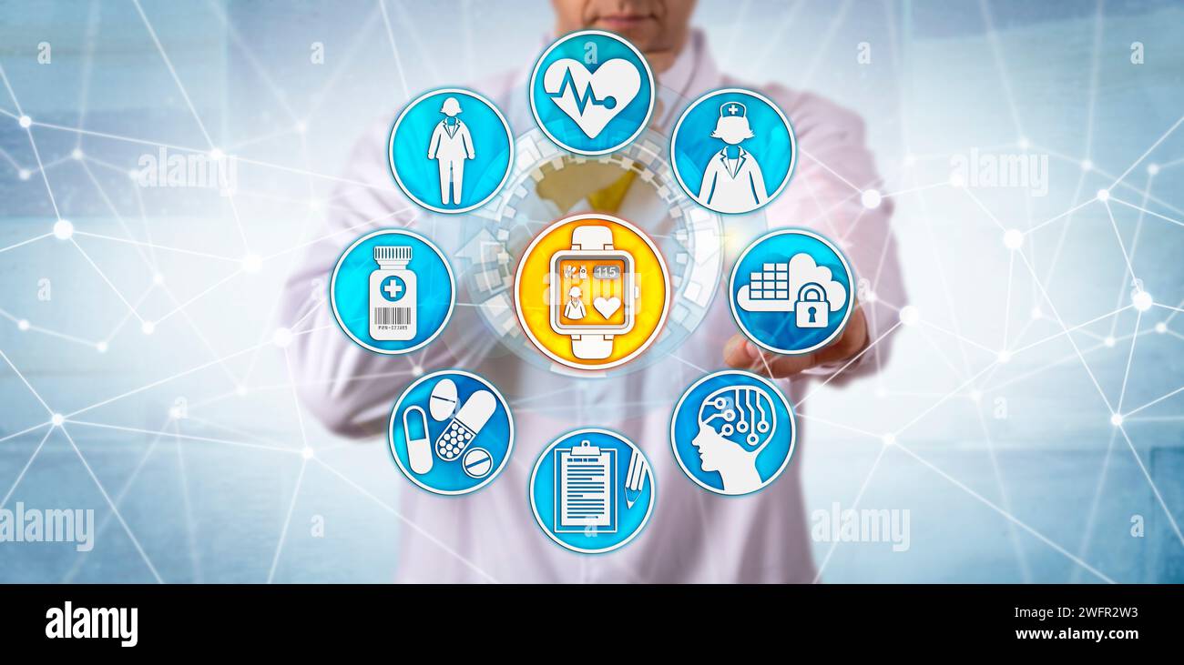 Una ricercatrice farmaceutica non riconoscibile sta monitorando una donna partecipante a uno studio clinico tramite un orologio indossabile intelligente. Tecnologia medica e int Foto Stock