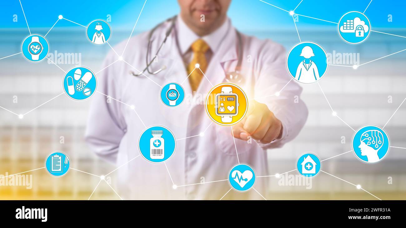 Medico non riconoscibile che tiene traccia del polso di una donna partecipante a uno studio clinico tramite un orologio indossabile intelligente. Farmaceutico e medico t Foto Stock