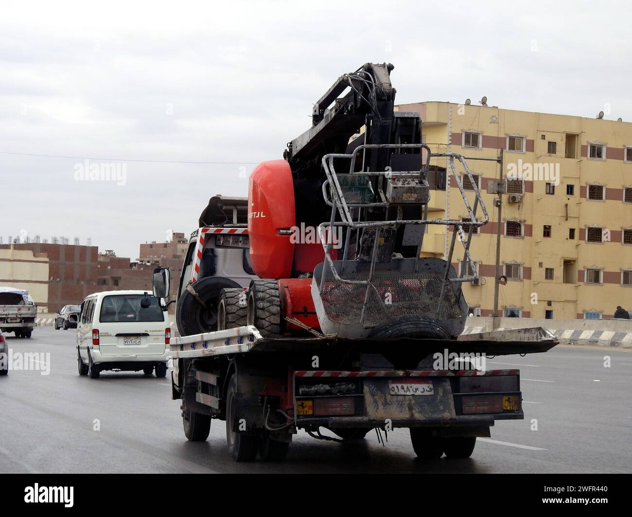 Giza, Egitto. Gennaio 25 2024: Carro attrezzi per il recupero del rimorchio camion a pianale idraulico per il trasporto di emergenza di auto che necessitano di manutenzione o altro p Foto Stock