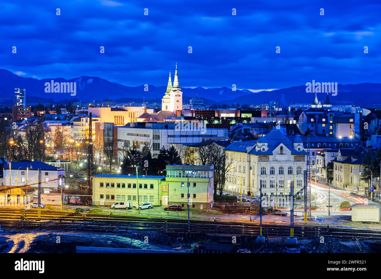 La città di Zilina in Slovacchia in Europa vista serale di notte Foto Stock