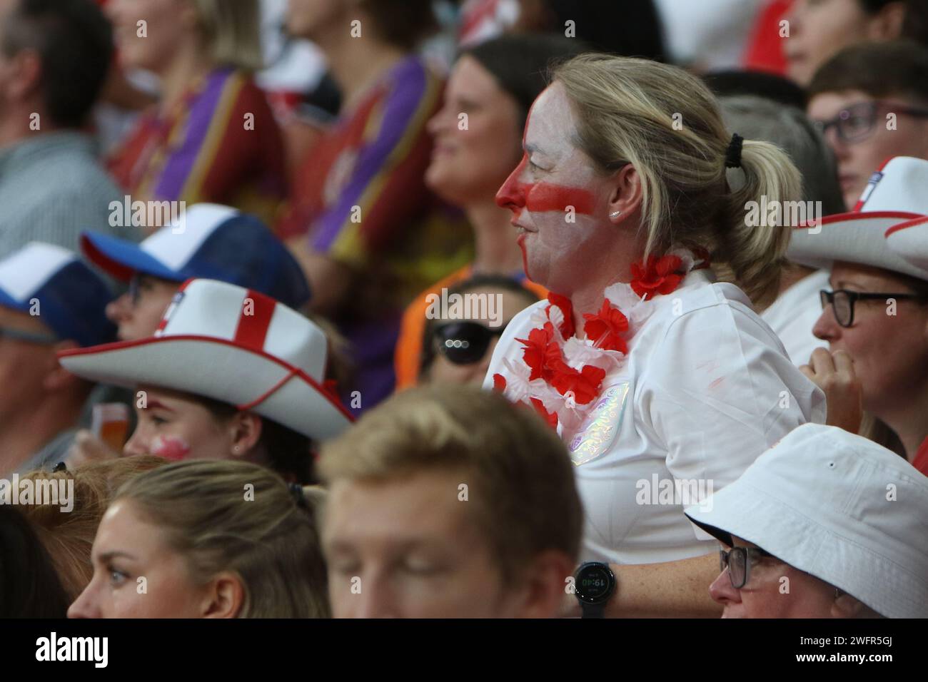 Fan con il volto dipinto con St Georges attraversare la finale europea femminile 2022 Inghilterra contro Germania allo stadio Wembley, Londra 31 luglio 2022 Foto Stock