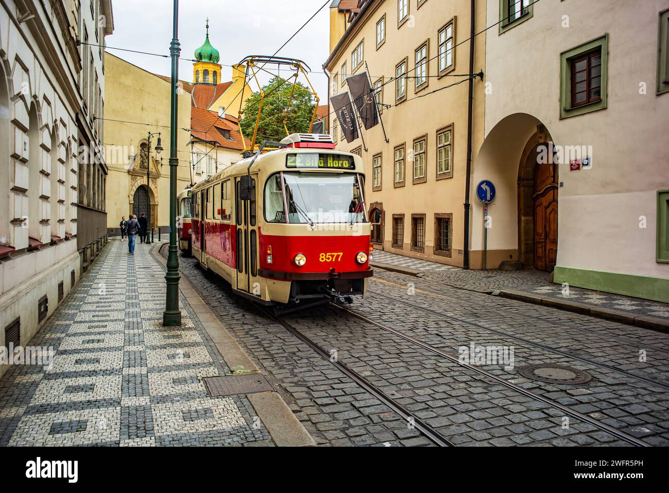 Praha, Repubblica Ceca, 29 ott 2023, tram nella città vecchia *** Praha, Tschechische Republik, 29 ott 2023, Straßenbahn in der Altstadt Copyright: XWolfgangxSimlingerx Foto Stock