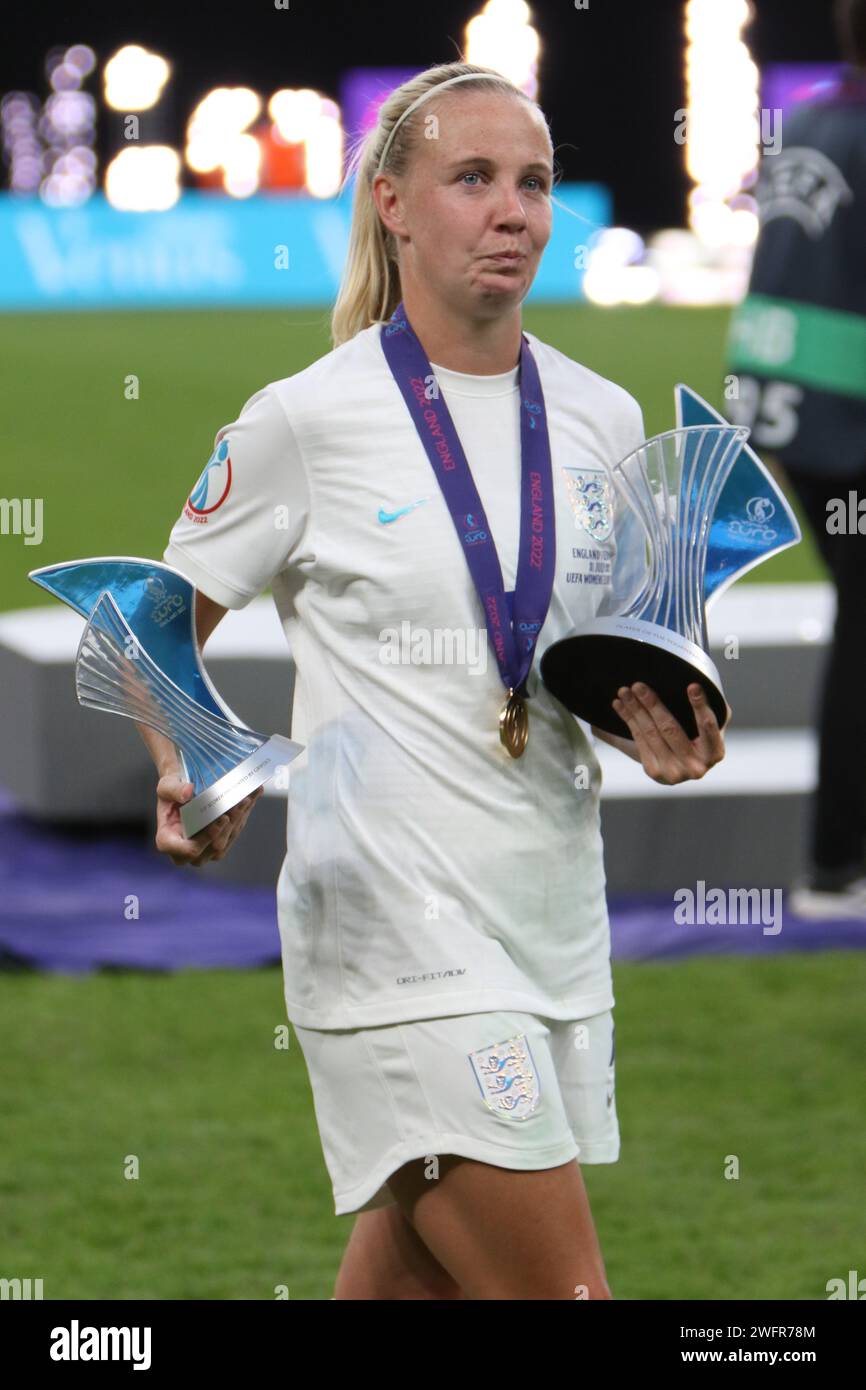 Beth Mead con Player of the Tournament e trofei miglior marcatore UEFA Women's Euro Final Inghilterra contro Germania Wembley Stadium, Londra 31 luglio 2022 Foto Stock