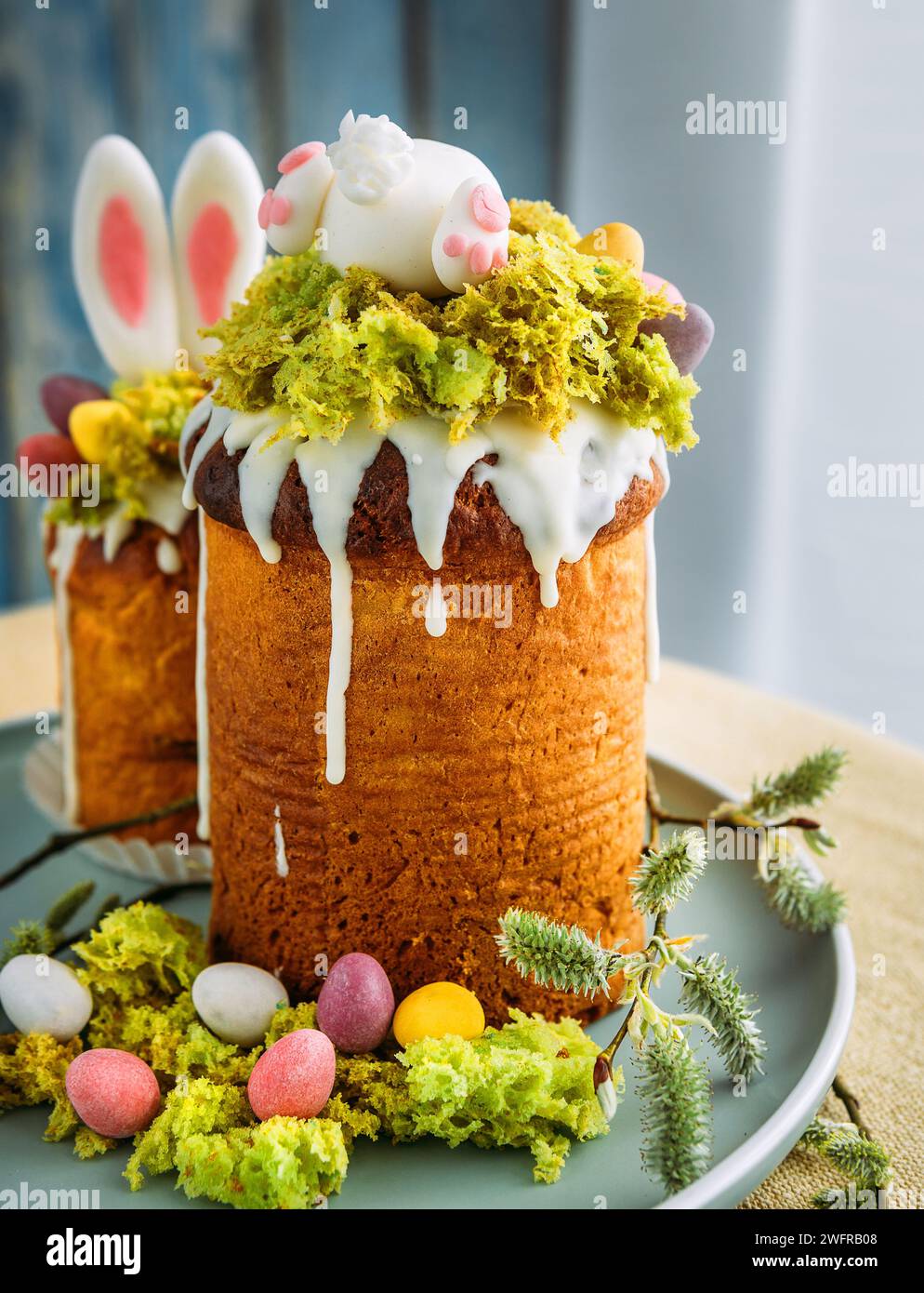 Paska - il pane dolce della vigilia di Pasqua con glassa decorato con 'muschio' mangiabile vita ferma. Dessert popolare durante le vacanze di Pasqua ortodosse dell'est. Vecchio cu Foto Stock