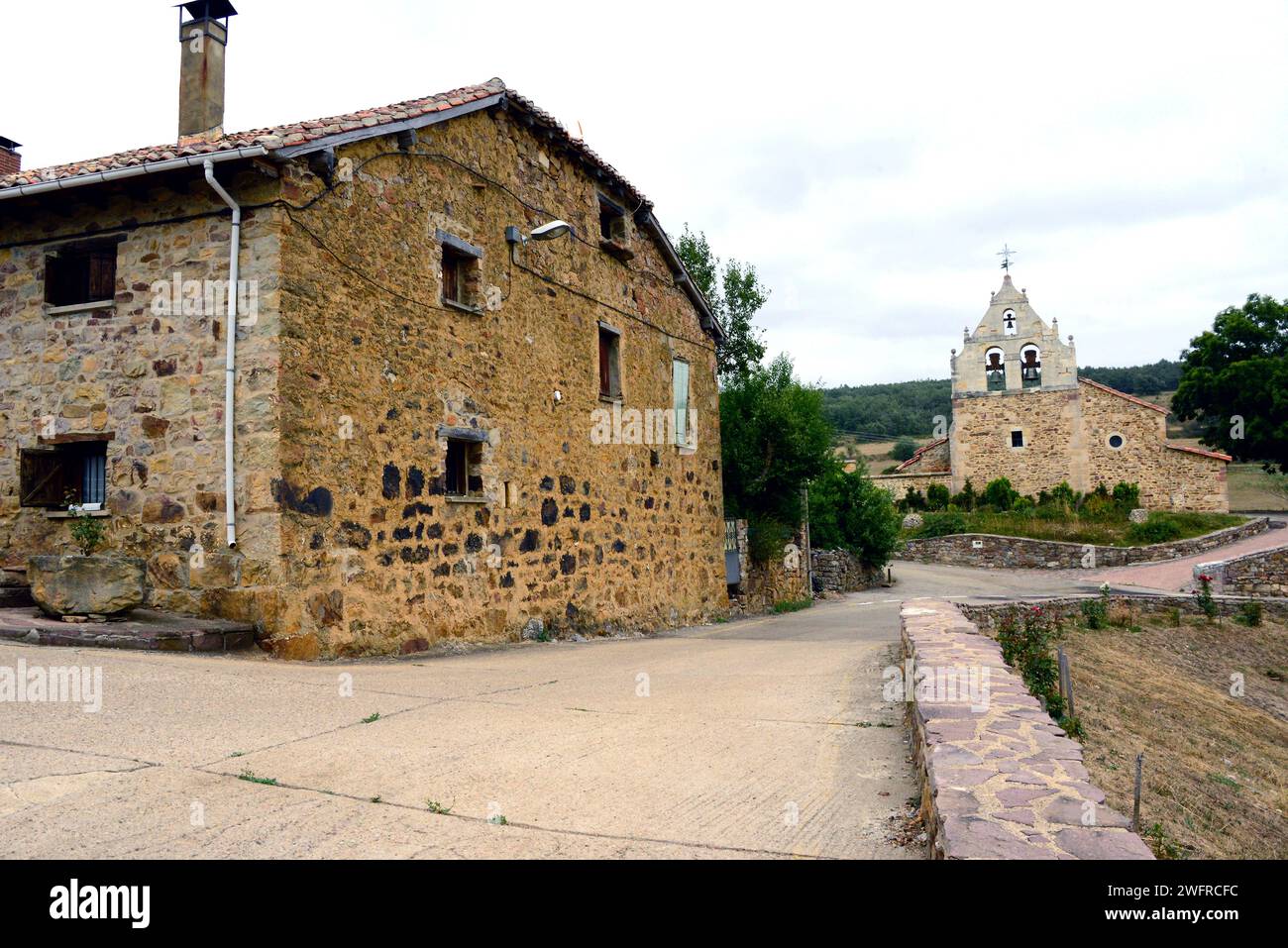 Verdeña, città e chiesa. Montaña Palentina, la Pernia, provincia di Palencia, Castilla y Leon, Spagna. Foto Stock