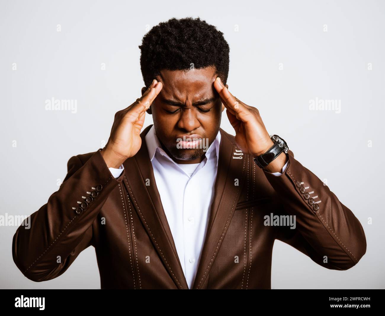 Ritratto di un giovane uomo d'affari stanco e con mal di testa. Foto Stock