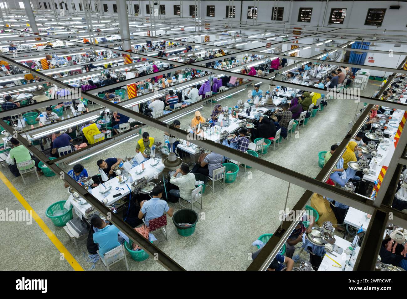 Gazipur, Dacca, Bangladesh. 1 febbraio 2024. Le linee di produzione mostrano che i lavoratori fanno vestiti in una fabbrica di indumenti a Gazipur, Bangladesh. L'industria dell'abbigliamento pronto all'uso (RMG) è un pilastro di questa storia di successo economico. Il Bangladesh è oggi uno dei maggiori esportatori mondiali di indumenti, con il settore degli RMG che rappresenta il 80 % delle esportazioni del Bangladesh. Il Bangladesh è il secondo paese più grande al mondo per la produzione di abbigliamento dietro la Cina ed è dove marchi come H&M, Target e Marks and Spencer producono gran parte dei loro prodotti. (Immagine di credito: © Joy Saha/ZUMA Press Wire) USO EDITORIALE Foto Stock