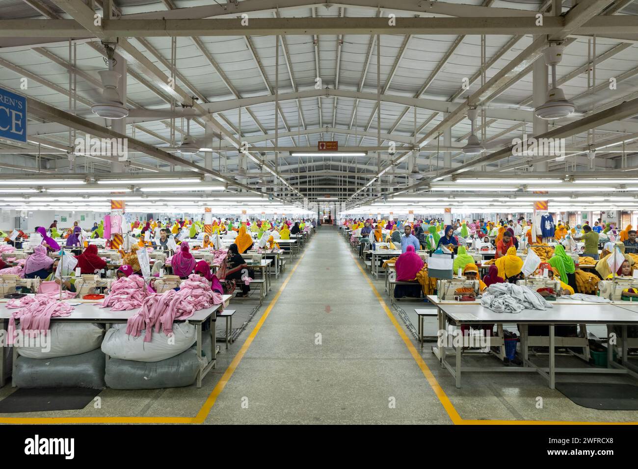 Gazipur, Dacca, Bangladesh. 1 febbraio 2024. Le linee di produzione mostrano che i lavoratori fanno vestiti in una fabbrica di indumenti a Gazipur, Bangladesh. L'industria dell'abbigliamento pronto all'uso (RMG) è un pilastro di questa storia di successo economico. Il Bangladesh è oggi uno dei maggiori esportatori mondiali di indumenti, con il settore degli RMG che rappresenta il 80 % delle esportazioni del Bangladesh. Il Bangladesh è il secondo paese più grande al mondo per la produzione di abbigliamento dietro la Cina ed è dove marchi come H&M, Target e Marks and Spencer producono gran parte dei loro prodotti. (Immagine di credito: © Joy Saha/ZUMA Press Wire) USO EDITORIALE Foto Stock