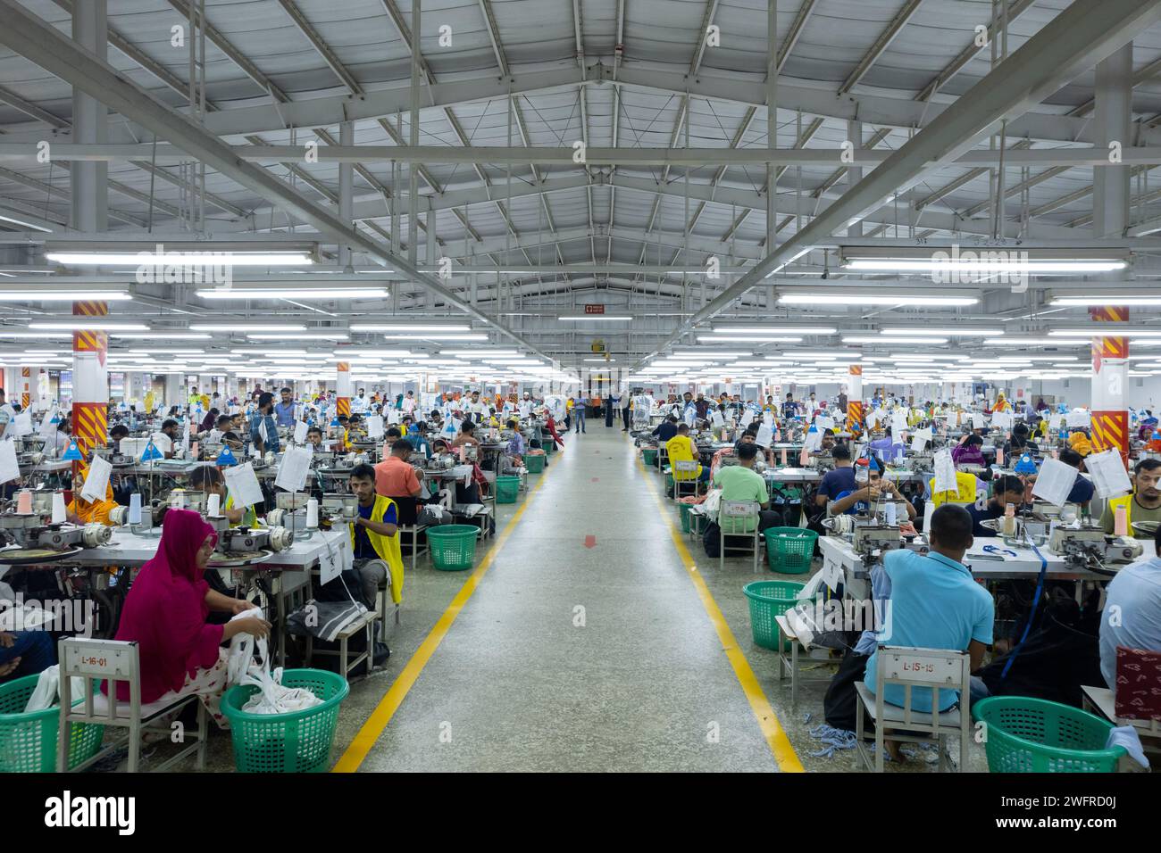Gazipur, Dacca, Bangladesh. 1 febbraio 2024. Le linee di produzione mostrano che i lavoratori fanno vestiti in una fabbrica di indumenti a Gazipur, Bangladesh. L'industria dell'abbigliamento pronto all'uso (RMG) è un pilastro di questa storia di successo economico. Il Bangladesh è oggi uno dei maggiori esportatori mondiali di indumenti, con il settore degli RMG che rappresenta il 80 % delle esportazioni del Bangladesh. Il Bangladesh è il secondo paese più grande al mondo per la produzione di abbigliamento dietro la Cina ed è dove marchi come H&M, Target e Marks and Spencer producono gran parte dei loro prodotti. (Immagine di credito: © Joy Saha/ZUMA Press Wire) USO EDITORIALE Foto Stock