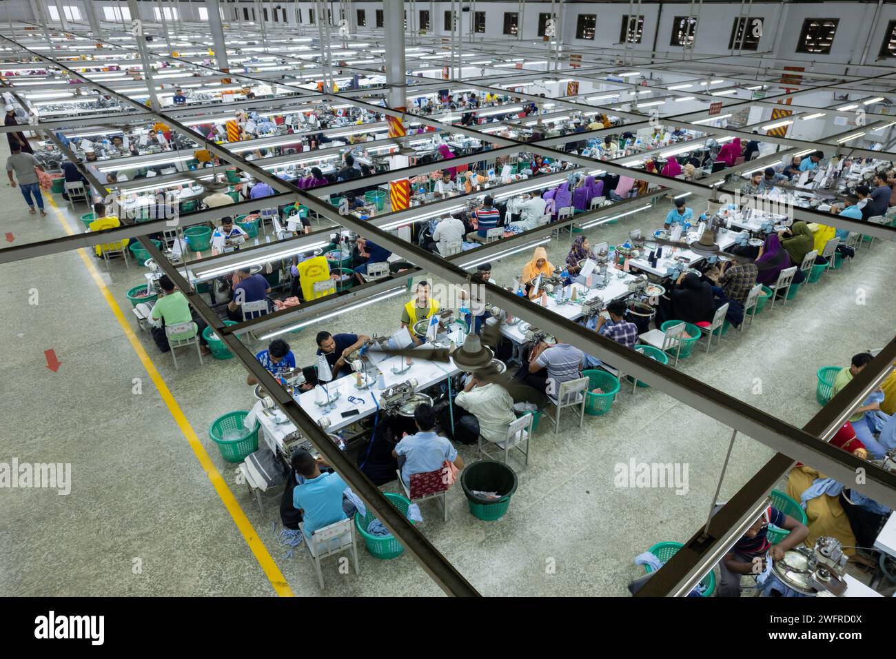 Gazipur, Dacca, Bangladesh. 1 febbraio 2024. Le linee di produzione mostrano che i lavoratori fanno vestiti in una fabbrica di indumenti a Gazipur, Bangladesh. L'industria dell'abbigliamento pronto all'uso (RMG) è un pilastro di questa storia di successo economico. Il Bangladesh è oggi uno dei maggiori esportatori mondiali di indumenti, con il settore degli RMG che rappresenta il 80 % delle esportazioni del Bangladesh. Il Bangladesh è il secondo paese più grande al mondo per la produzione di abbigliamento dietro la Cina ed è dove marchi come H&M, Target e Marks and Spencer producono gran parte dei loro prodotti. (Immagine di credito: © Joy Saha/ZUMA Press Wire) USO EDITORIALE Foto Stock