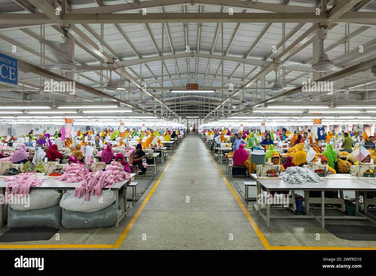 Gazipur, Dacca, Bangladesh. 1 febbraio 2024. Le linee di produzione mostrano che i lavoratori fanno vestiti in una fabbrica di indumenti a Gazipur, Bangladesh. L'industria dell'abbigliamento pronto all'uso (RMG) è un pilastro di questa storia di successo economico. Il Bangladesh è oggi uno dei maggiori esportatori mondiali di indumenti, con il settore degli RMG che rappresenta il 80 % delle esportazioni del Bangladesh. Il Bangladesh è il secondo paese più grande al mondo per la produzione di abbigliamento dietro la Cina ed è dove marchi come H&M, Target e Marks and Spencer producono gran parte dei loro prodotti. (Immagine di credito: © Joy Saha/ZUMA Press Wire) USO EDITORIALE Foto Stock