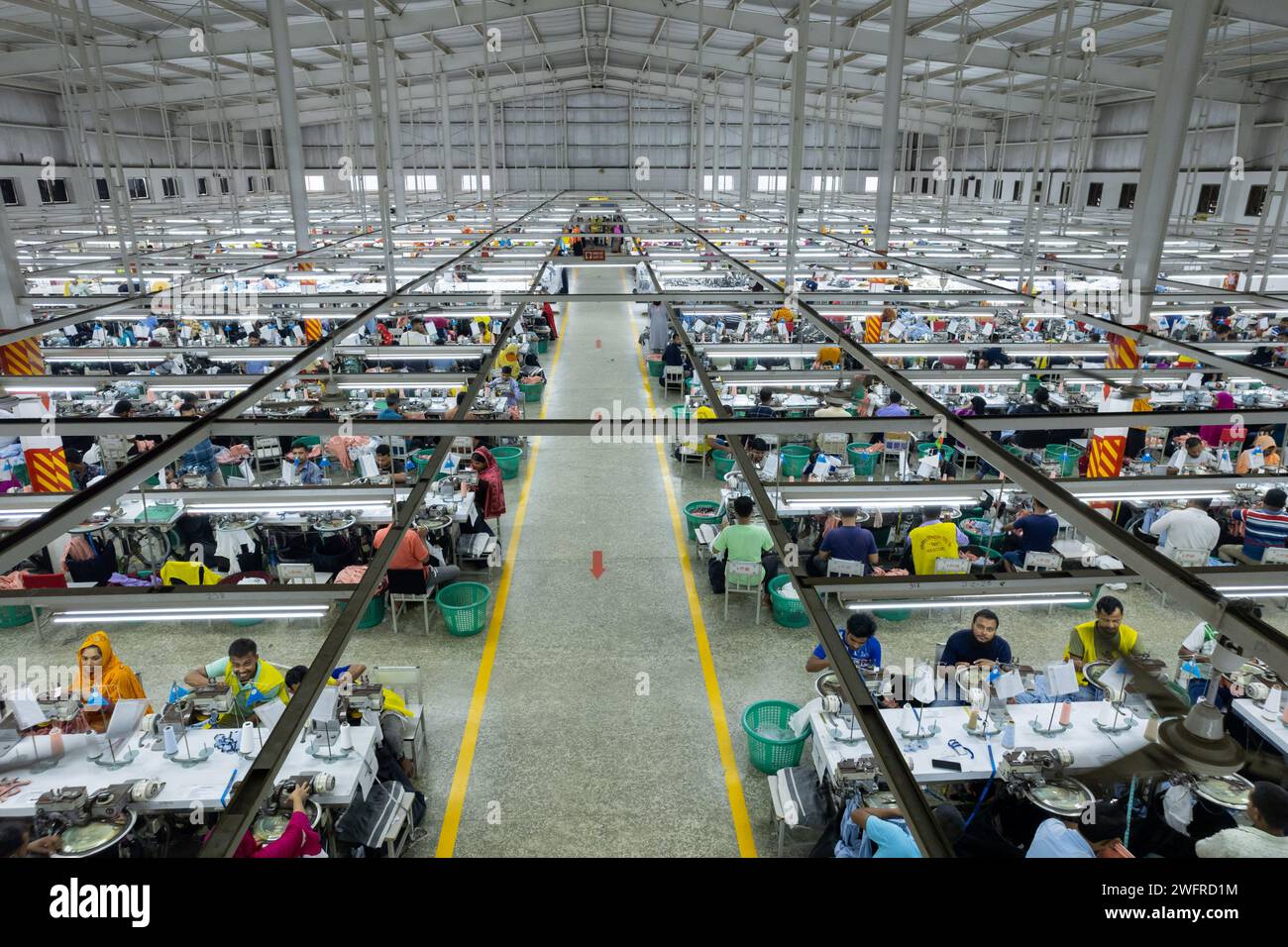 Gazipur, Dacca, Bangladesh. 1 febbraio 2024. Le linee di produzione mostrano che i lavoratori fanno vestiti in una fabbrica di indumenti a Gazipur, Bangladesh. L'industria dell'abbigliamento pronto all'uso (RMG) è un pilastro di questa storia di successo economico. Il Bangladesh è oggi uno dei maggiori esportatori mondiali di indumenti, con il settore degli RMG che rappresenta il 80 % delle esportazioni del Bangladesh. Il Bangladesh è il secondo paese più grande al mondo per la produzione di abbigliamento dietro la Cina ed è dove marchi come H&M, Target e Marks and Spencer producono gran parte dei loro prodotti. (Immagine di credito: © Joy Saha/ZUMA Press Wire) USO EDITORIALE Foto Stock