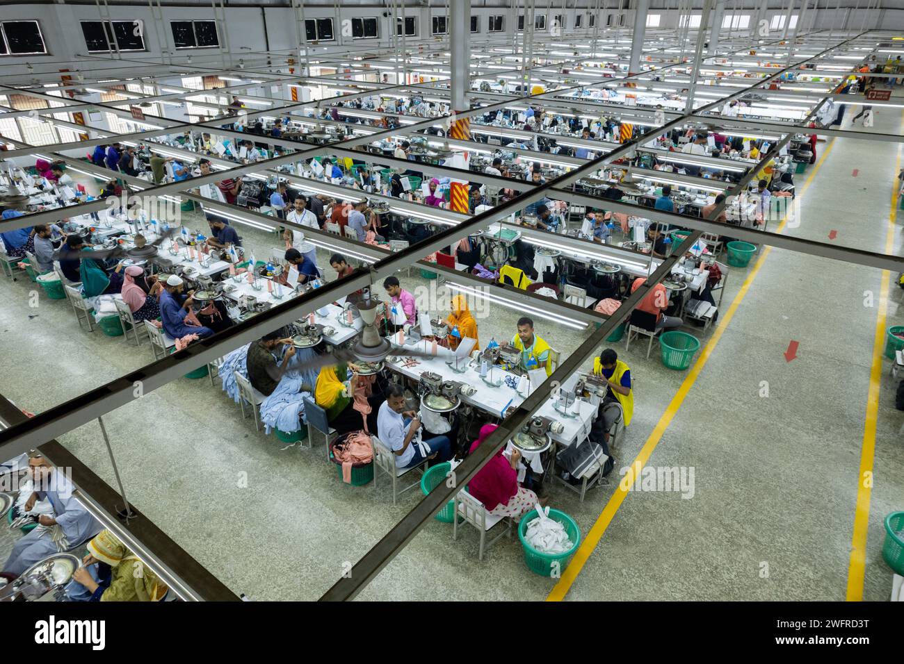 Gazipur, Dacca, Bangladesh. 1 febbraio 2024. Le linee di produzione mostrano che i lavoratori fanno vestiti in una fabbrica di indumenti a Gazipur, Bangladesh. L'industria dell'abbigliamento pronto all'uso (RMG) è un pilastro di questa storia di successo economico. Il Bangladesh è oggi uno dei maggiori esportatori mondiali di indumenti, con il settore degli RMG che rappresenta il 80 % delle esportazioni del Bangladesh. Il Bangladesh è il secondo paese più grande al mondo per la produzione di abbigliamento dietro la Cina ed è dove marchi come H&M, Target e Marks and Spencer producono gran parte dei loro prodotti. (Immagine di credito: © Joy Saha/ZUMA Press Wire) USO EDITORIALE Foto Stock