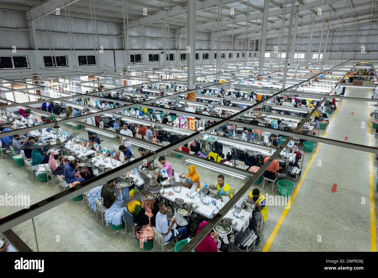 Gazipur, Dacca, Bangladesh. 1 febbraio 2024. Le linee di produzione mostrano che i lavoratori fanno vestiti in una fabbrica di indumenti a Gazipur, Bangladesh. L'industria dell'abbigliamento pronto all'uso (RMG) è un pilastro di questa storia di successo economico. Il Bangladesh è oggi uno dei maggiori esportatori mondiali di indumenti, con il settore degli RMG che rappresenta il 80 % delle esportazioni del Bangladesh. Il Bangladesh è il secondo paese più grande al mondo per la produzione di abbigliamento dietro la Cina ed è dove marchi come H&M, Target e Marks and Spencer producono gran parte dei loro prodotti. (Immagine di credito: © Joy Saha/ZUMA Press Wire) USO EDITORIALE Foto Stock
