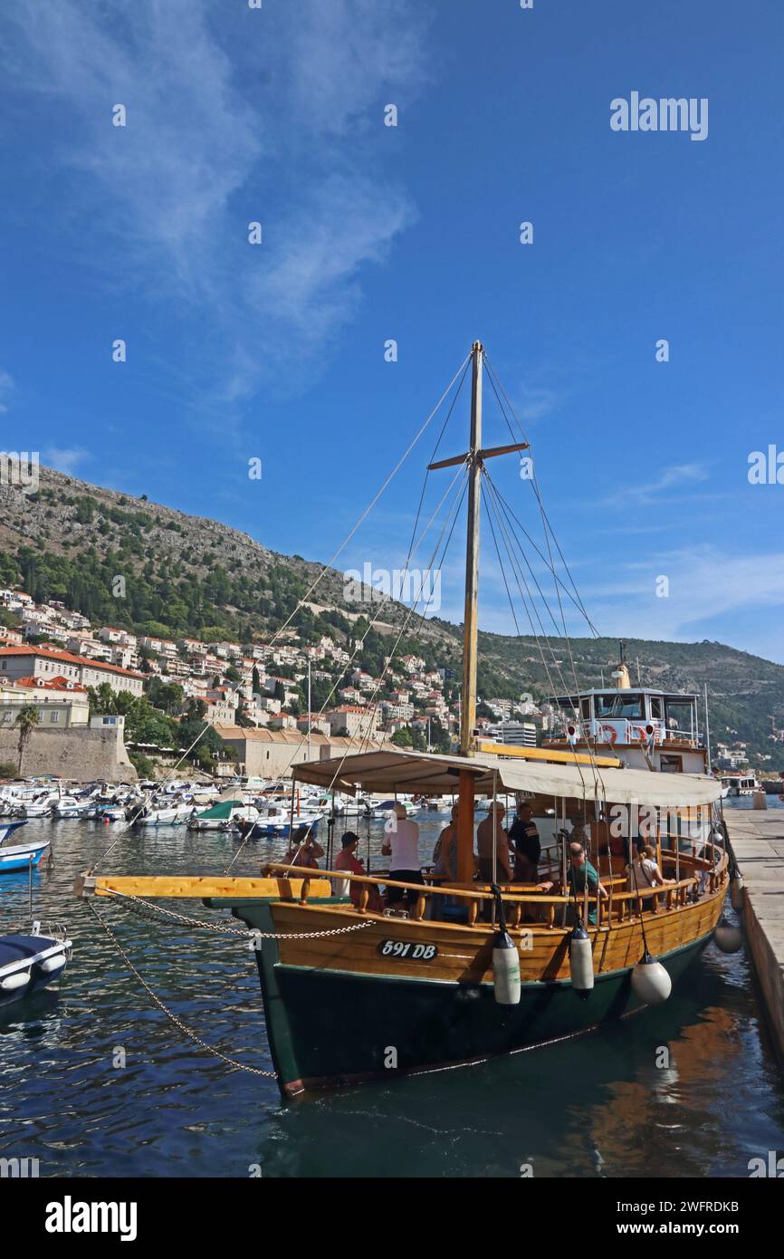 Traghetto turistico per isola 591 DB nel Porto Vecchio, Dubrovnik Foto Stock