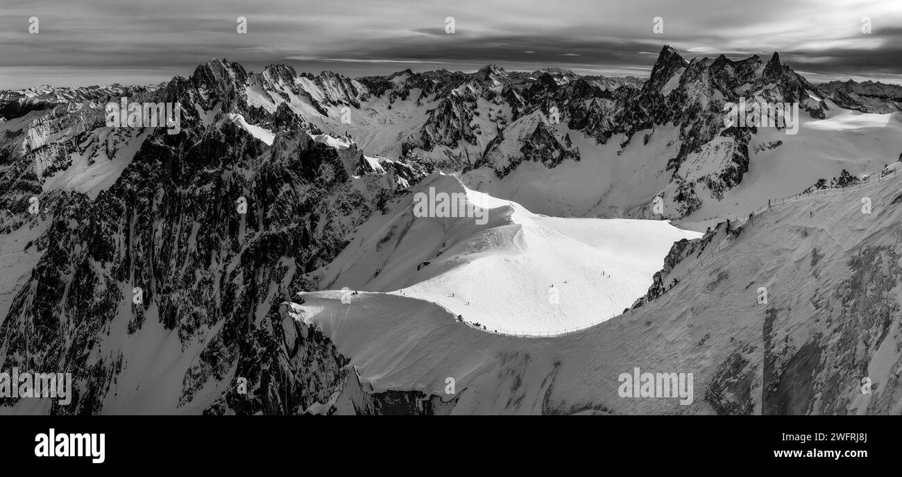 Gruppo di sciatori vicino Aiguille du Midi, Mont Blanc, Francia Foto Stock