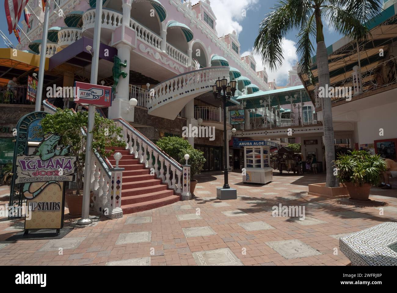 05/11/2010 - Aruba: Questa fotografia mostra una vivace piazza commerciale all'aperto ad Aruba, caratterizzata dalla sua architettura colorata e dall'invitante scalinata Foto Stock